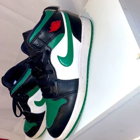 Air Jordan 1s black and green! - Picture 4 of 7